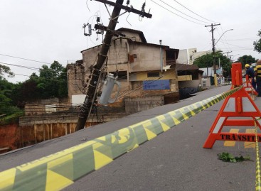 Rua Santo Antonio segue interditada após deslizamento de terra