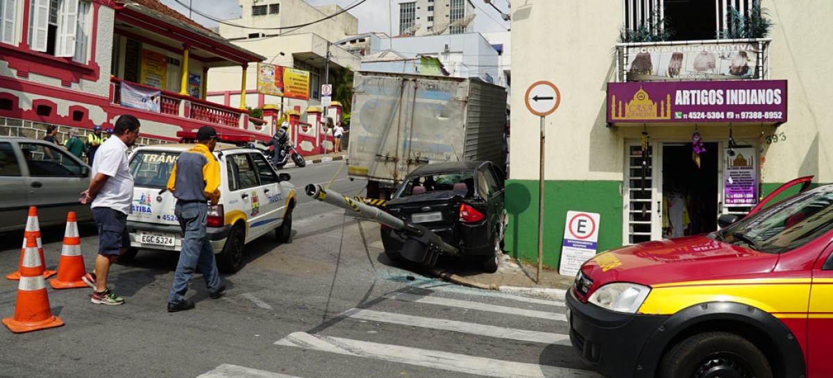 Caminhão perde freio e atinge carro no centro de Itatiba