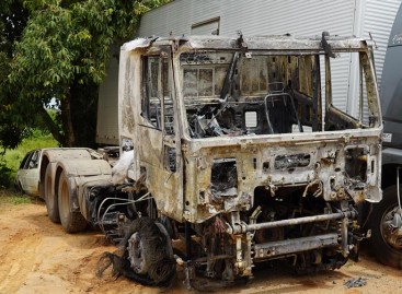 Caminhão roubado é incendiado na manhã desta terça-feira (19)
