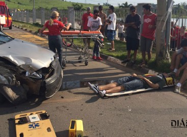 Carro bate em poste e deixa dois feridos em Itatiba