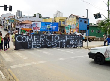 Comerciantes da Av. 29 de Abril  liberam vias, depois de uma hora de protesto