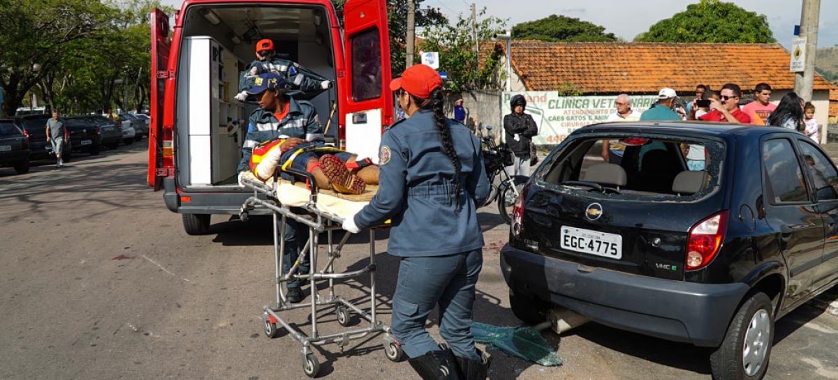 Motociclista é “fechado” e colide em carro estacionado na Av. da Saudade nesta sexta-feira (27)