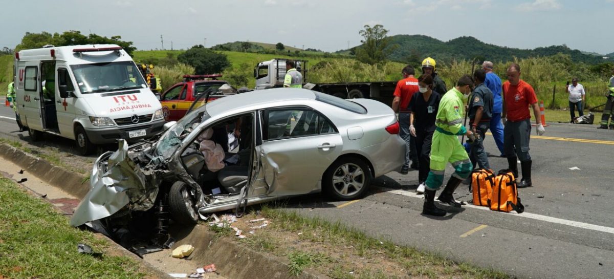 Condutor passa mal e bate carro em caminhão na Itatiba-Louveira