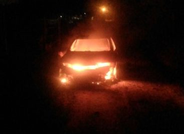 Bandidos queimam carro roubado na Itatiba-Jundiaí