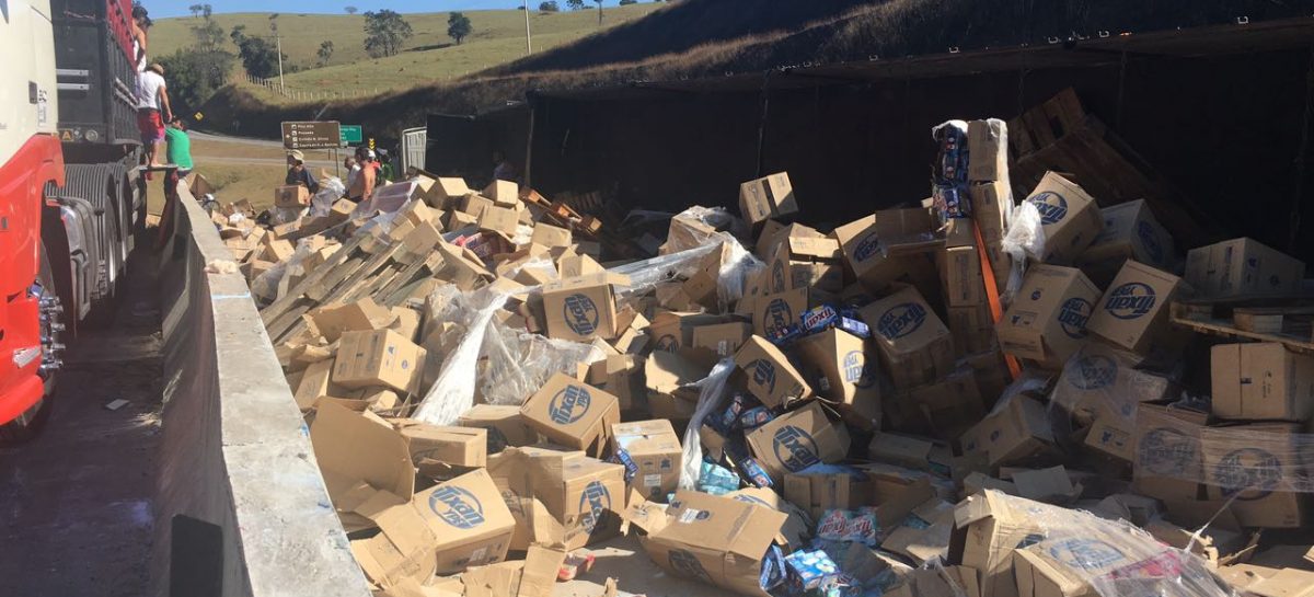 Caminhão com mais de 40 toneladas de sabão em pó tomba na Itatiba-Morungaba